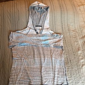 Buckle hooded long sleeve shirt